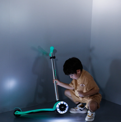 Maxi Micro Deluxe Glow LED - Jelly Green kids Age 5-12 Years